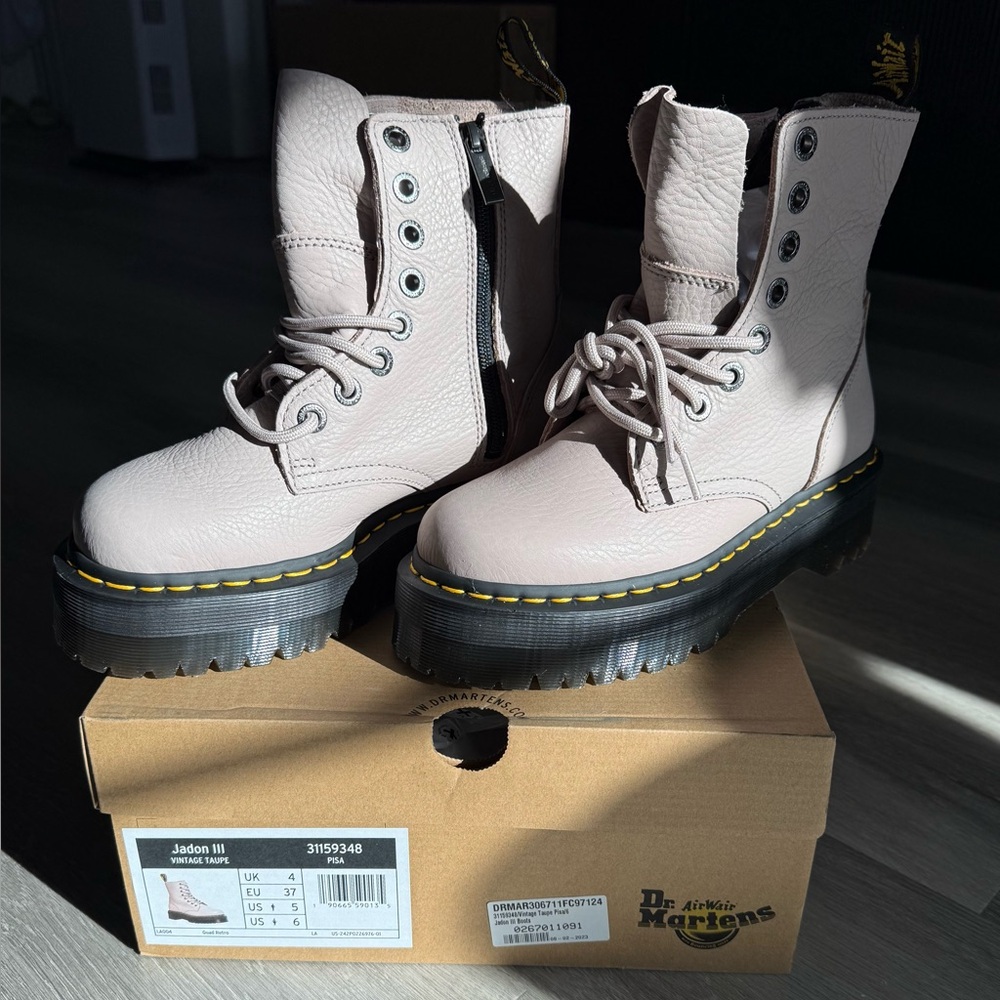 *NEW* Dr. Marten’s Jadon III Platform Boots W6/M5, Vintage Taupe (Blush/Nude)